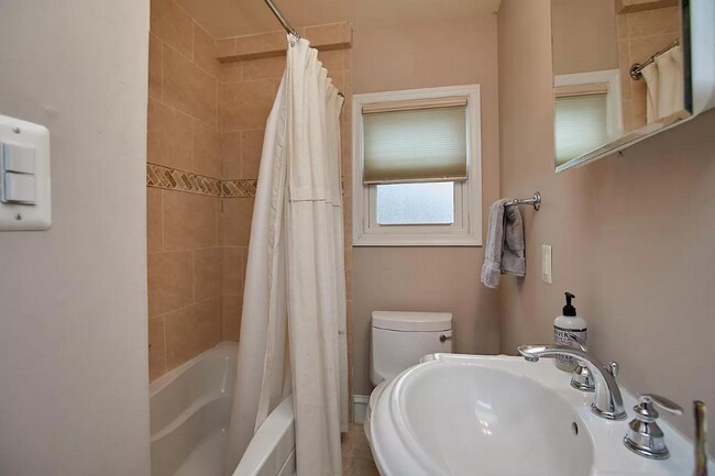 Building Photo - 3 level townhouse w 2br 2.5ba, parking spo...