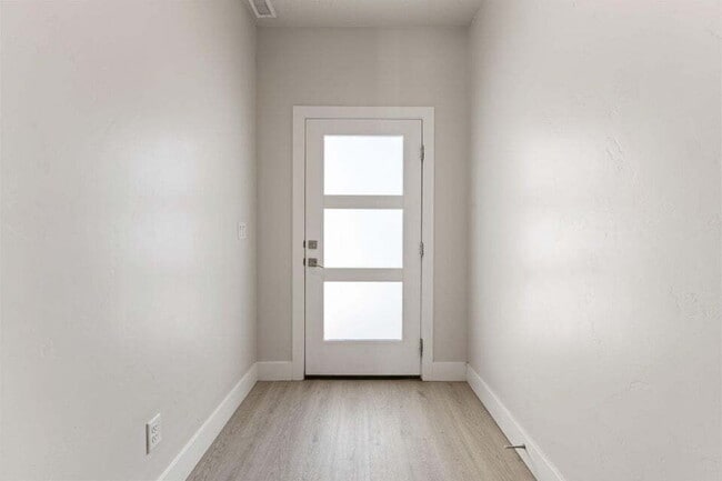 Building Photo - "Spacious 3-Bedroom Townhouse Retreat with...