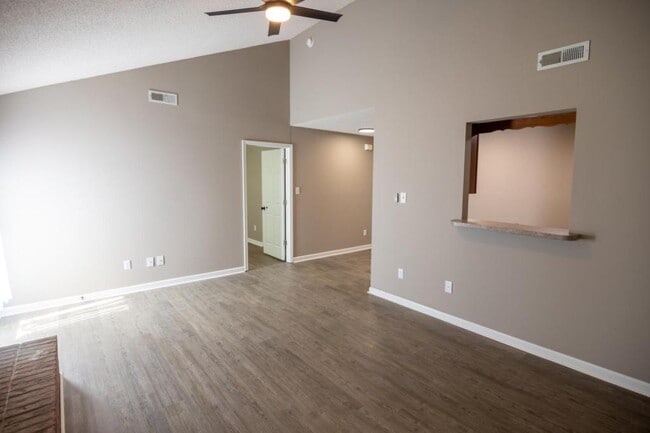 Building Photo - 130 Hawthorne Oaks Way