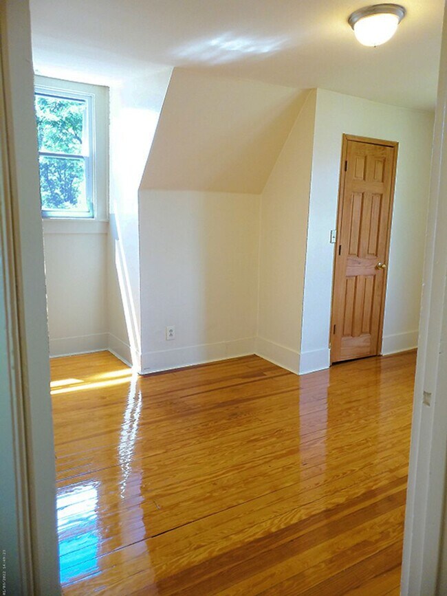 Building Photo - AVAILABLE 8/1/26 Unique Third Floor Apartment