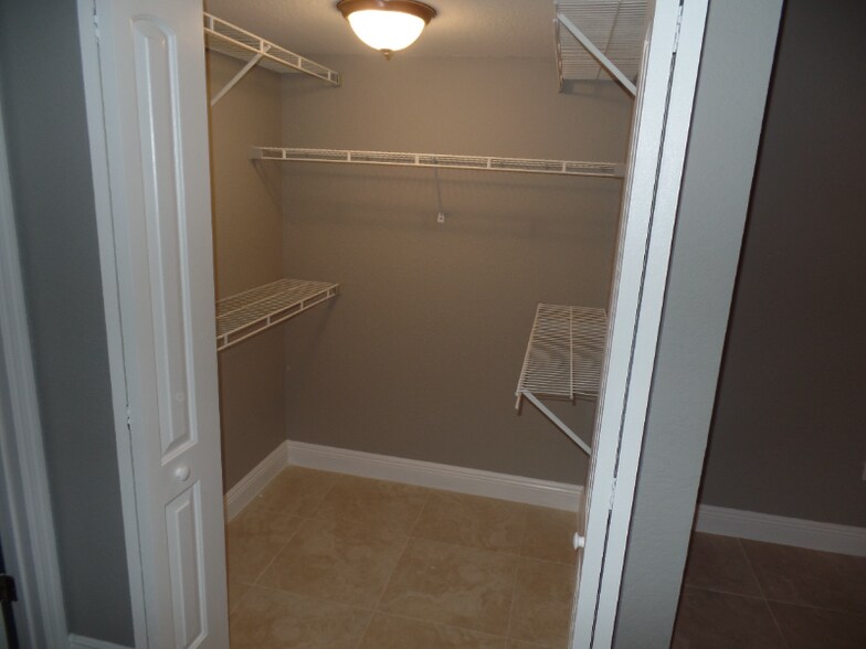Building Photo - 2810 N Oakland Forest Dr