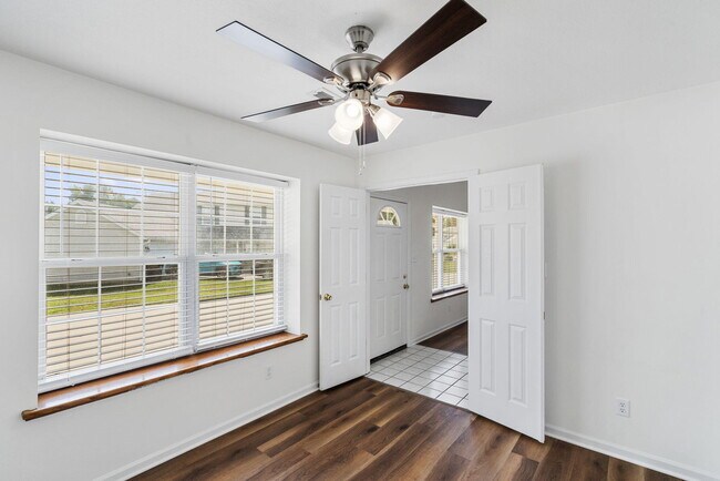 Building Photo - 1725 Louise Cir