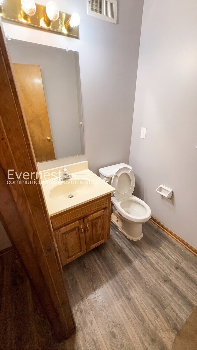 Building Photo - 3 Bed/1.5 Bath Home with Fenced Yard & Garage / Pet-Friendly / Vouchers Accepted / Available Now!