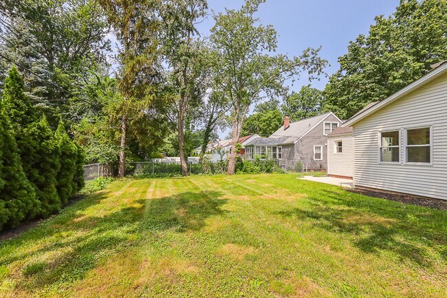 Building Photo - Four bedrooms/2.5 Baths Newly Remodeled Bay Village Home!