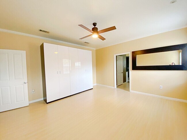 Building Photo - 4 Bedroom House Available Now in Riverbend...