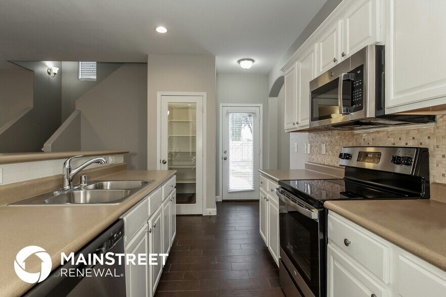 Building Photo - 5512 W Darrow Dr