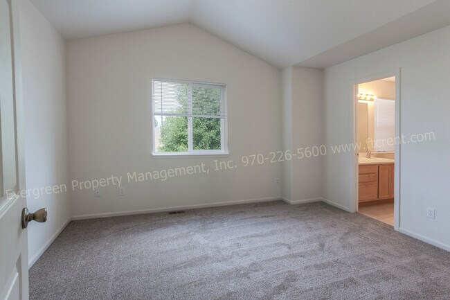 Building Photo - 3 Bedroom Town-home in Northeast Fort Coll...