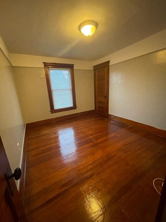 Building Photo - Three Bedroom House on Main St! | Parking, Laundry, and Central Air