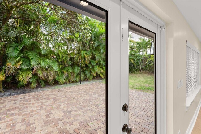 Building Photo - 140 Santander Ave