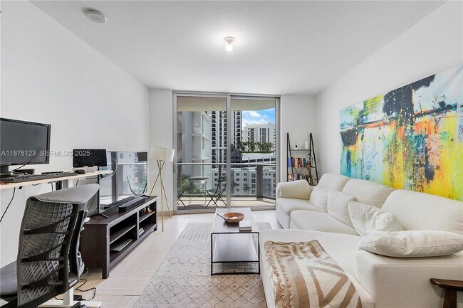 Building Photo - 1010 SW 2nd Ave