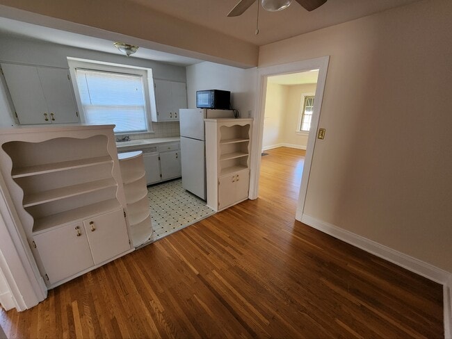 Building Photo - 2124 Village Dr