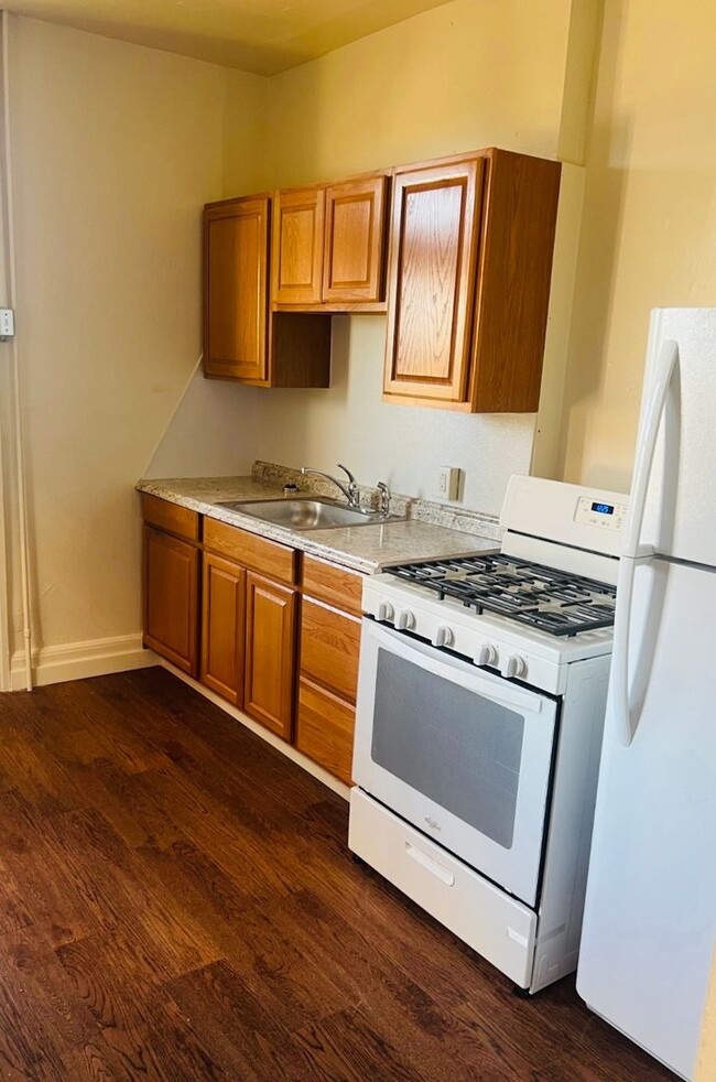 Building Photo - 1st Floor 1 Bedroom Yard Near Farquhar Park York City SD