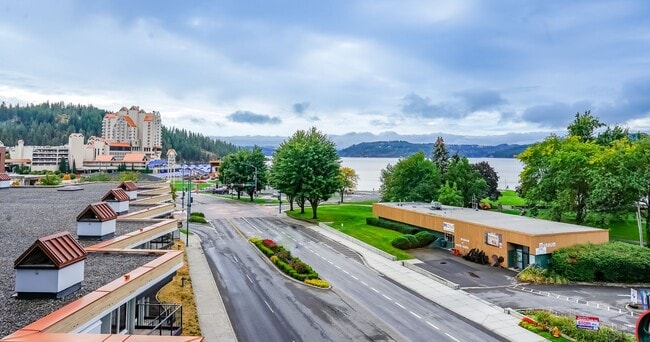 Building Photo - Furnished condo with a view of the lake an...