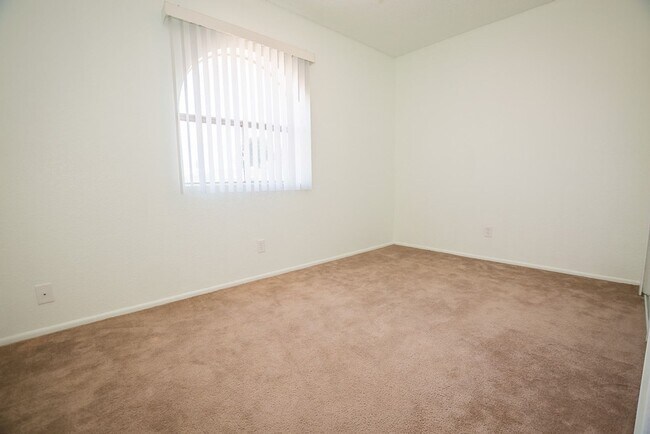 Building Photo - Charming Property Features 3 Bedrooms, 2 B...