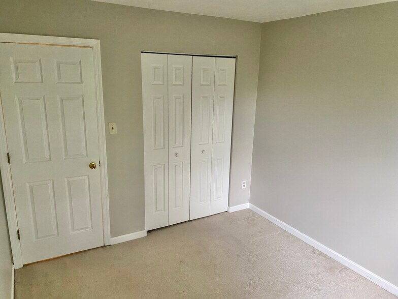 Building Photo - 202 Meadowview Dr
