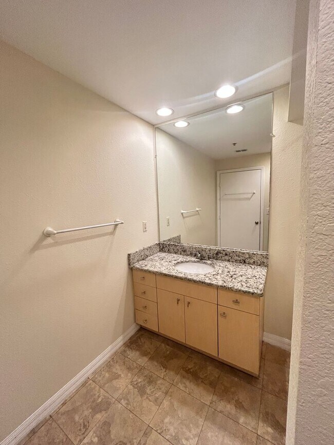 Building Photo - 1 Bed/1 Bath Condo in Gorgeous Resort Styl...