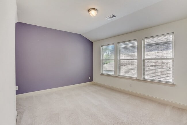 Building Photo - Beautiful 5-bedroom rental home in the hig...