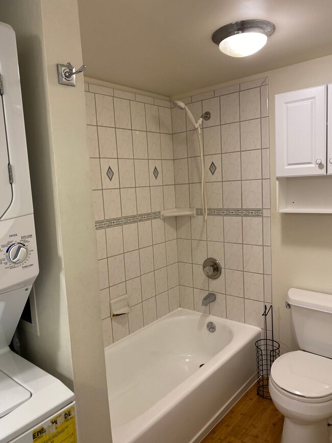 Building Photo - Leilehua - Spacious One Bedroom with Secur...