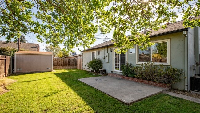 Building Photo - Centrally Located Sacramento Home