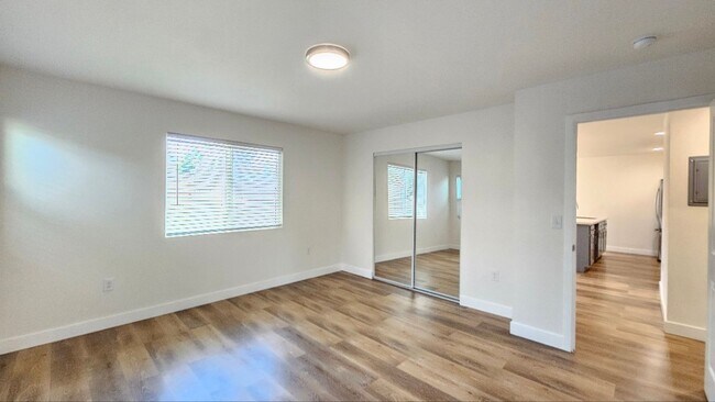 Building Photo - 326 E 73rd St