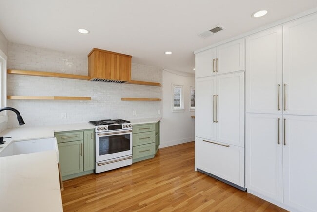 Building Photo - 4525 Saratoga Ave