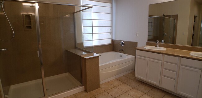 Building Photo - Spectacular 4 bedroom, 2.5 bath home on private lane