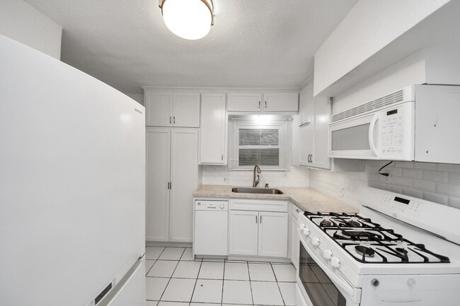 Building Photo - 2332 Sheridan St