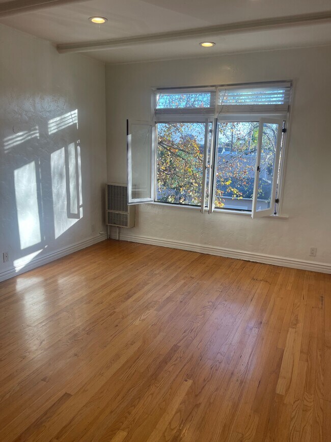 Building Photo - 152 S Peck Dr