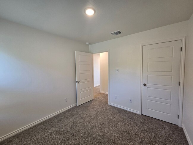 Building Photo - RENT SPECIAL - AVAILABLE NOW!
