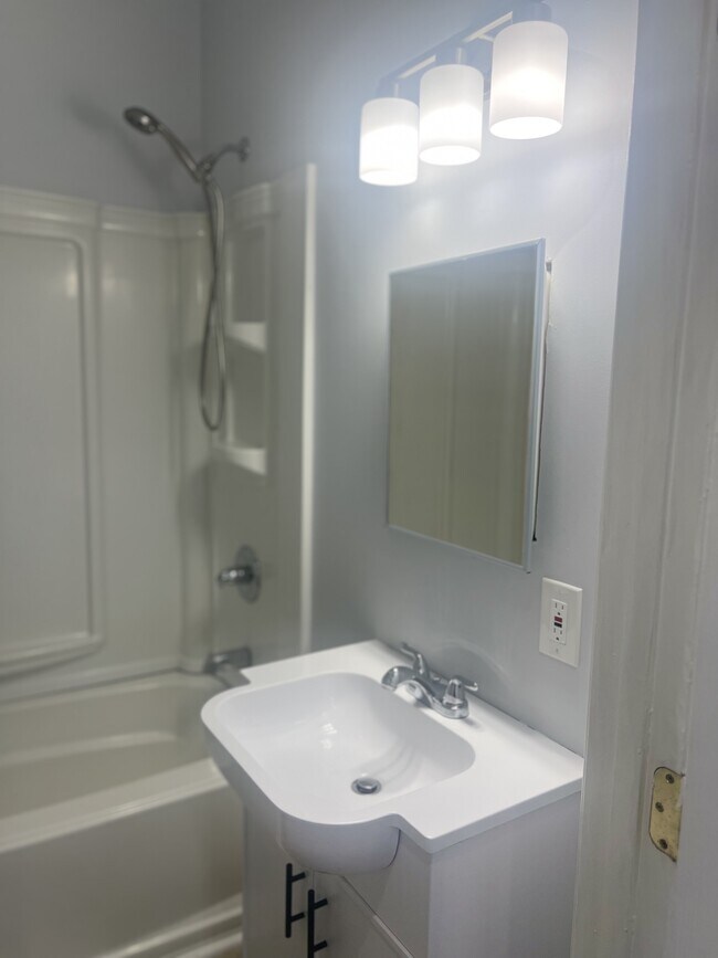 Building Photo - 808 N Streeper St