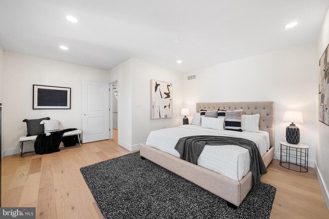 Building Photo - 703 Preston Ave