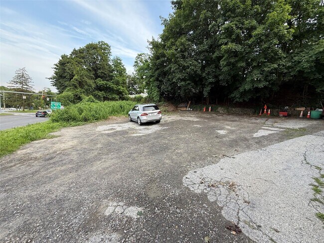 Building Photo - 364 Ashford Ave