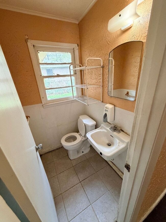 Building Photo - Spacious 3 Bedroom Home