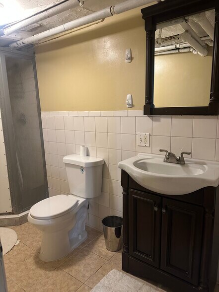 Shared bathroom - 113 W Sidney Ave