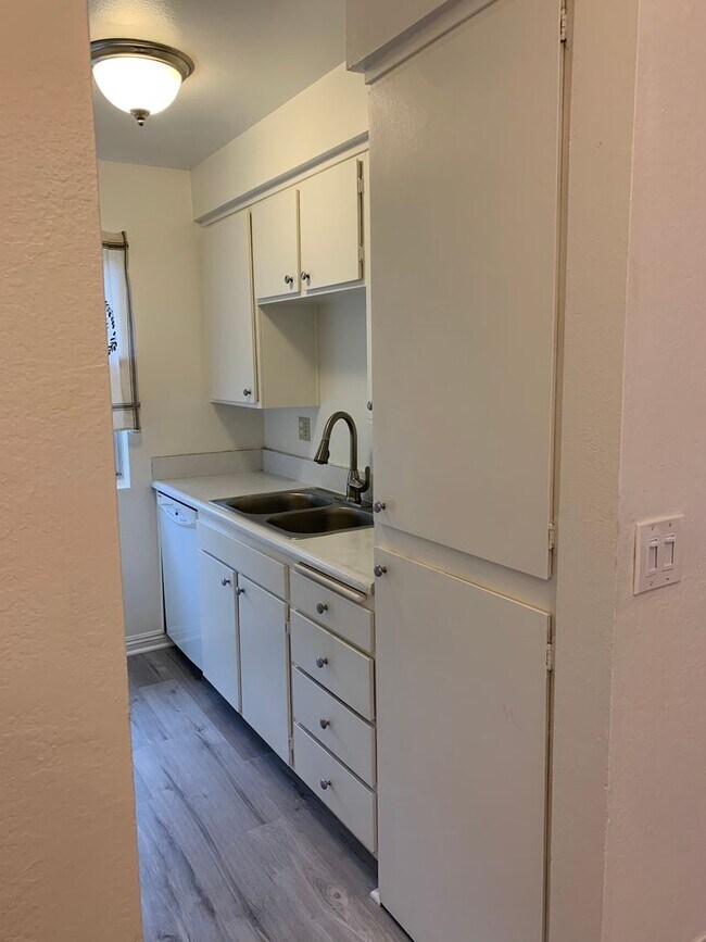 Building Photo - Bright, comfortable, and spacious one bedroom Condominium