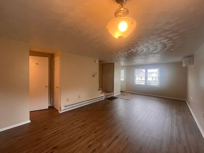 Building Photo - Remodeled Townhome Blocks from Penn State!