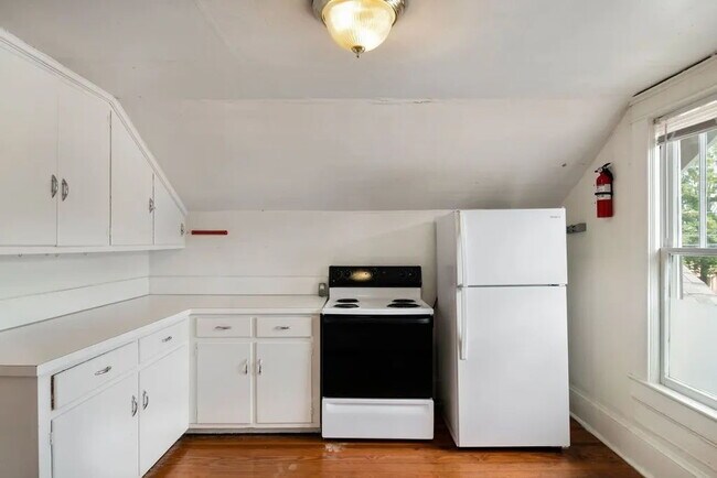 Building Photo - "Historic 2-Bed Apartment with Gleaming Hardwood Floors in Prime Durham Location!"