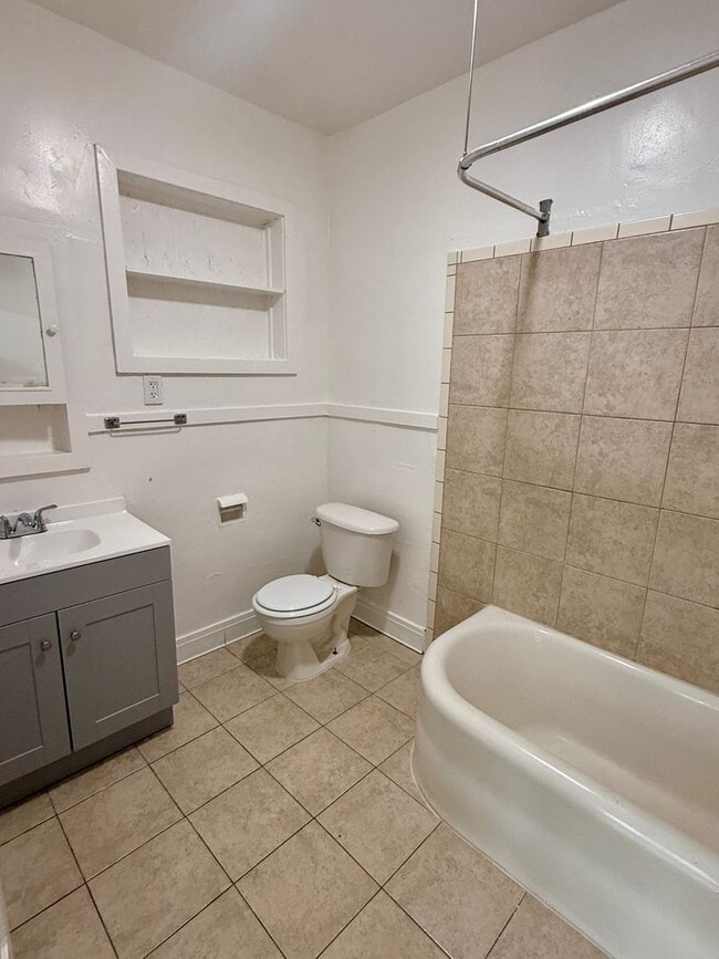 Building Photo - 1 Bedroom 1 Bath Duplex!