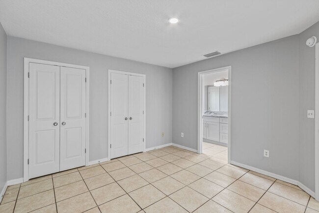 Building Photo - 3/2 Duplex near Sleepy Hollow Sports Complex in Leesburg