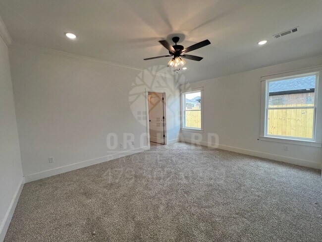 Building Photo - 1021 Silver Birch St