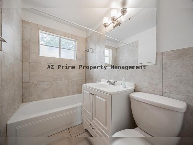 Building Photo - 9430 N 11th Pl