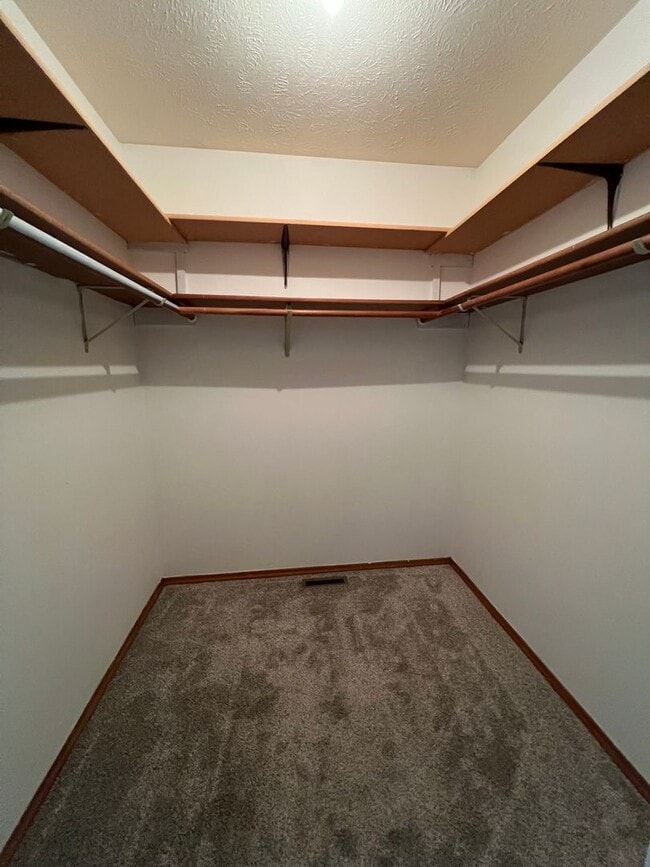 Building Photo - Immaculate 4 bed home in Bloomington