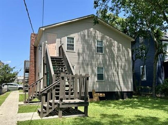 Building Photo - Charming and Affordable Downstairs Duplex ...