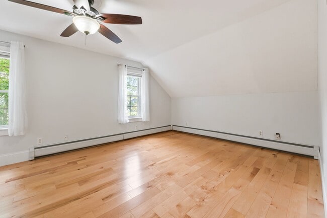 Building Photo - New England Style Farm House for RENT in P...