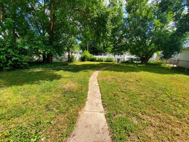 Building Photo - Belmont 2 Bedroom Bungalow