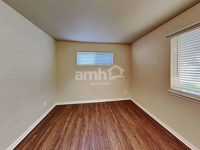 Building Photo - 260 N 360 W