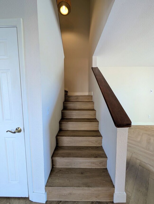 Building Photo - AWESOME 2 BED/1.5 BATH WITH LARGE YARD+WRA...