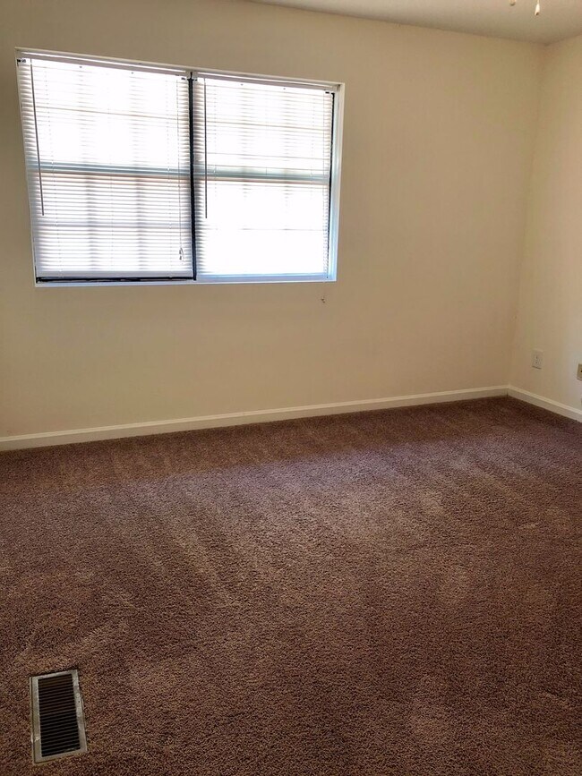 Building Photo - Newly Renovated Apartment at Village Green