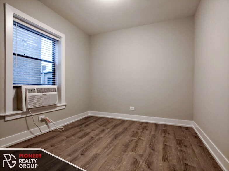 Building Photo - 711 W Brompton Ave