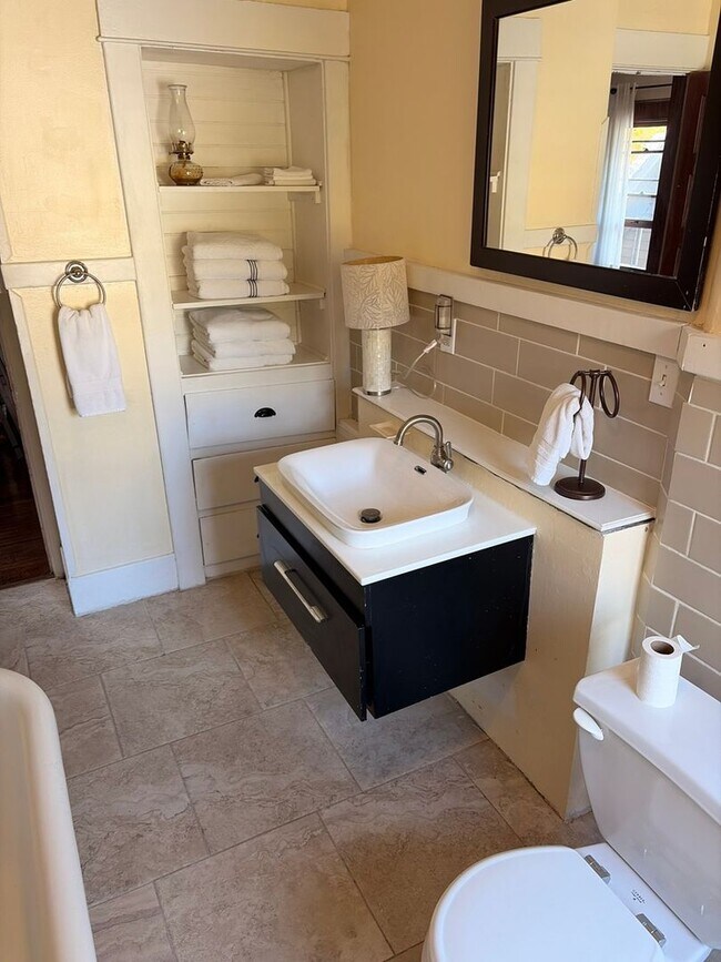 Building Photo - 3004 N Lincoln St